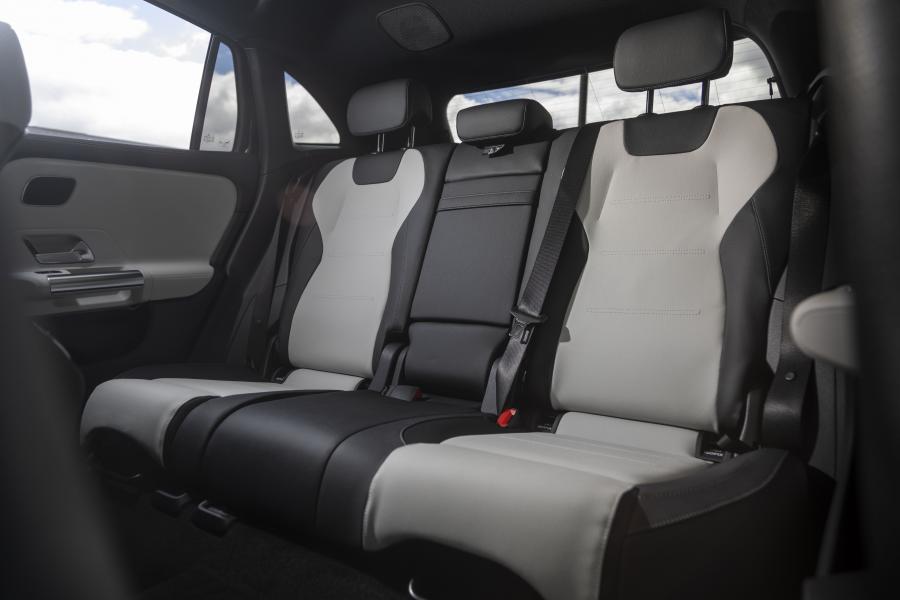 Интерьер Mercedes-Benz GLA250 AMG Line (H247) 2020 года  (NA) (фото 60 из 96)